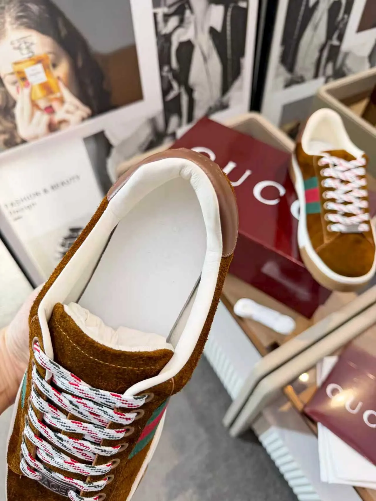 [G Home] P: 580💰 Men's model, Sizs: 39-44 (customized at 45) GUCCI classic design, casual elements, catwalk model. This pair of top-quality GUCCI shoes, with pure white as the main tone, shows elegance. The iconic red and green webbing embellishment instantly demonstrates the brand's charm and trendy attitude without the need for too many words. The upper material is delicate and feels comfortable, making every step feel like walking on the clouds. Exquisite details, such as shiny decorations and unique metal buckles on the shoes, add highlights to the overall look, giving off a unique brilliance inadvertently. Whether paired with casual jeans for a casual look or paired with a simple dress for a gentle and romantic look, it can be easily worn and becomes a versatile item in your wardrobe. Choose it and embark on a journey that combines style and comfort, making every trip a fashion show.